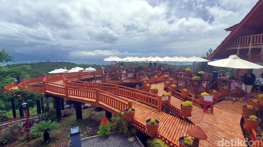 Bukit Durian Sagara, Sukabumi memiliki view menawan, langsung ke Teluk Palabuhanratu.