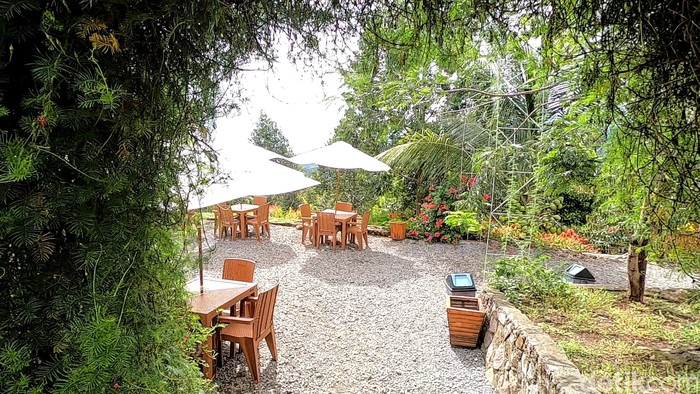 Bukit Durian Sagara Bukit Durian Sagara, Sukabumi memiliki view menawan, langsung ke Teluk Palabuhanratu.