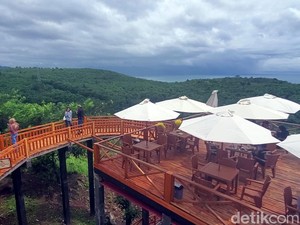 Makan Durian Sambil Melihat Eksotisnya Teluk Palabuhanratu? Di Sini Tempatnya
