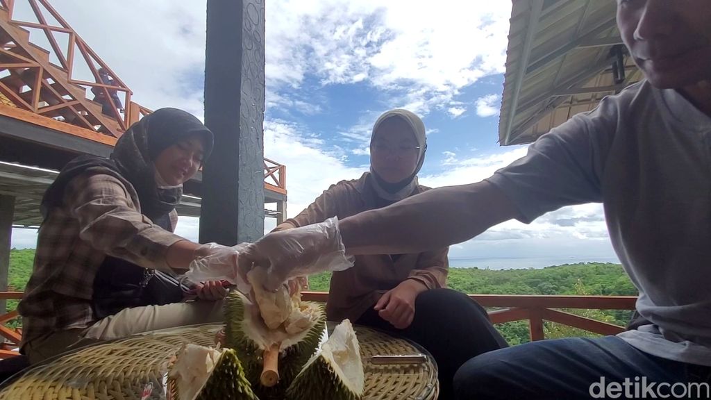 Bukit Durian Sagara, Sukabumi memiliki view menawan, langsung ke Teluk Palabuhanratu.