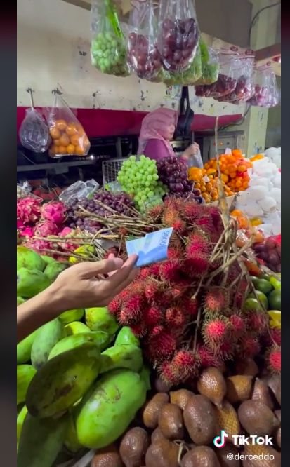 Bule Jerman beli rambutan