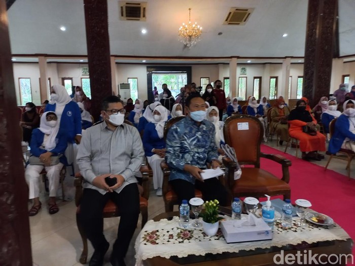 Bupati Lamongan Yuhronur Effendi menyambut baik kehadiran detikcom yang lebih dekat dengan warga Jawa Timur, melalui detikjatim. Bupati berharap, beragam potensi yang ada di Lamongan dapat ikut terangkat.