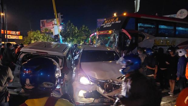 Bus menabrak beberapa mobil dan motor di simpang empat Ketandan, Banguntapan, Bantul, Jumat (11/2/2022).