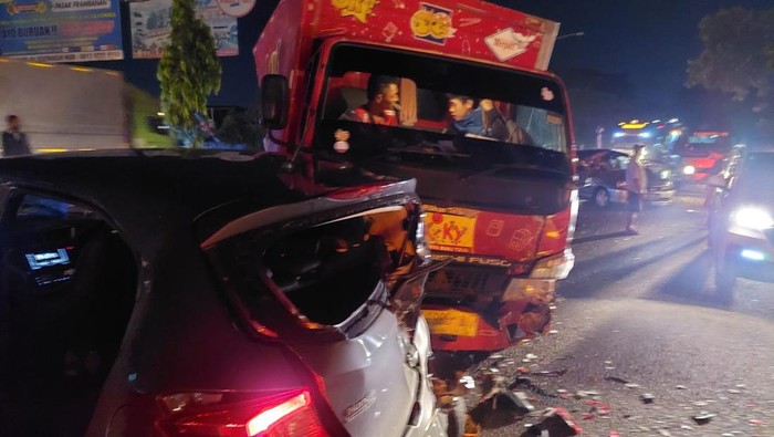 Bus menabrak beberapa mobil dan motor di simpang empat Ketandan, Banguntapan, Bantul, Jumat (11/2/2022).