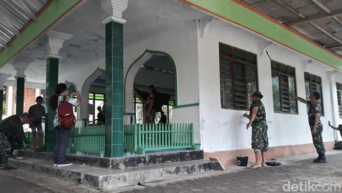 Desa Wadas masih tampak aparat kepolisian dan TNI yang melakukan kerja bakti, Sabtu (12/2/2022).