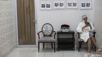 Salah satu Miss Transpuan, Adhe Jengker tak pernah setengah hati tuk merubah penampilannya, Kocek ratusan juta pun telah ia keluarkan untuk merubah penampilannya menjadi sosok yang baru. Tak tanggung-tanggung, ia juga sampai pergi ke Thailand untuk mendapatkan bentuk tubuh yang ia idamkan. Sementara untuk perawatan wajahnya ia lakukan di Le Beaute Aesthetic, Jakarta.