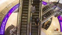 Memiliki keinginan untuk menjadi transpuan sudah ada sejak kecil. Adhe juga mengaku tak pernah mengalami perundungan, sebab menjadi orang yang berbeda bukanlah kesalahan hanya saja tergantung bagaimana cara pembawaannya. Penampilan yang selalu maksimal sering membuat wanita yang berada di dekatnya menjadi tidak percaya diri, beberapa justru merasa kalah cantik. Adhe berharap ia mampu menjaga diri dan penampilannya hingga tua nanti.