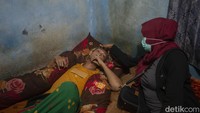 Transpuan separuh abad bernama Donna Agnesia ini menjadi ibu bagi 240 transpuan di Jakarta Utara. Ia kerap menyambangi “anak-anaknya” untuk mengajak transpuan muda selalu taat mengecek kesehatannya.