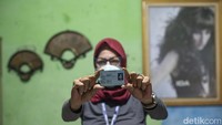 Inilah Potret Dona (52) di kontrakannya kawasan Plumpang, Jakarta Utara, Selasa (8/2/2022). Selain menjadi Ketua Transpuan Jakarta Utara kini ia juga bekerja di LSM Yayasan Pesona Jakarta dengan fokus pada isu kesehatan, HIV dan AIDS sekaligus memiliki usaha salon.