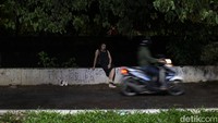 Meski begitu keduanya tidak “mejeng” di satu lokasi yang sama, Citra lebih memilih untuk diam di kos kosan menunggu tamu datang. Sedang adiknya Dea harus berjalan sepanjang 800 meter ke lokasi pangkalan. Lokasi bernama jembatan satu ini sudah menjadi pangkalan sejak dulu, hilir mudik pemotor merupakan potensi pendapatan bagi Dea.