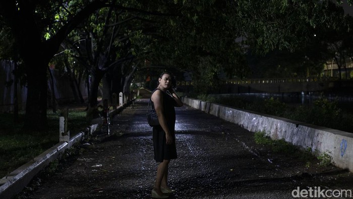 Dilema Transpuan Di Simpang Jalan Stigma negatif masih jadi momok dan perang yang dihadapi oleh Transpuan di Indonesia demi dapatkan pengakuan. Beginilah jalan panjang yang harus mereka tempuh.
Siapa sangka dibalik image tersebut mereka juga memiliki bakat dan prestasi seperti layaknya orang biasa. Tak tercatat dengan rinci berapa total transpuan di Indonesia yang masih harus berjuang mengekspresikan dirinya. Inilah kiprah mereka.