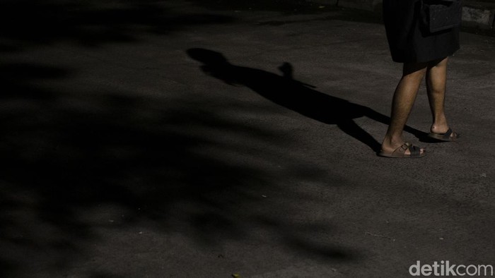 Stigma negatif masih jadi momok dan perang yang dihadapi oleh Transpuan di Indonesia demi dapatkan pengakuan. Beginilah jalan panjang yang harus mereka tempuh.

Siapa sangka dibalik image tersebut mereka juga memiliki bakat dan prestasi seperti layaknya orang biasa. Tak tercatat dengan rinci berapa total transpuan di Indonesia yang masih harus berjuang mengekspresikan dirinya. Inilah kiprah mereka.