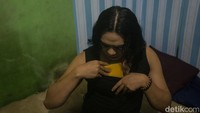 Sabar menanti tamu, Citra terus menggoda para pengendara yang meliriknya, biasanya dia mangkal mulai dari jam 9 malam hingga beduk subuh yang mengantarnya pulang. Di Jakarta Utara ada beberapa lokasi pangkalan, namun hanya Jembatan Satu dan Pos 8 yang menjadi titik paling banyak pengunjungnya.