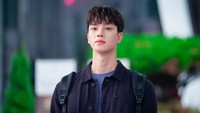 Nah, penasaran kan? Jangan sampai kelewatan Forecasting Love and Weather setiap Sabtu dan Minggu. Foto: (dok. Netflix)