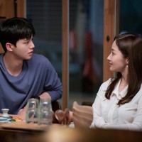 Terbaru, Park Min Young dipasangkan dengan Song Kang yang delapan tahun lebih muda darinya. Episode dua drama Korea Forecasting Love and Weather menjadi perbincangan karena menampilkan adegan ranjang keduanya. Park Min Young dirayu oleh Song Kang hingga keduanya berakhir tidur bersama. Foto: dok. Netflix