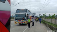 Dalam pemberlakuan ganjil genap tersebut telah memberhentikan dan mengecek bus-bus pariwisata yang dari luar.