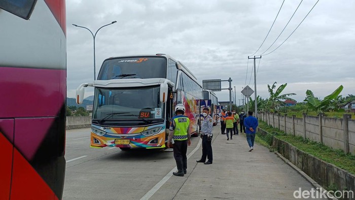 Gage, Kendaraan Bernopol Ganjil Diputarbalik di Gerbang Tol Soroja Ganjil genap diberlakukan untuk mencegah penyebaran COVID-19 di Kabupaten Bandung hari ini. Kendaraan bernopol ganjil pun diputarbalik di Gerbang Tol Soroja.