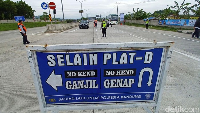 Ganjil genap diberlakukan untuk mencegah penyebaran COVID-19 di Kabupaten Bandung hari ini. Kendaraan bernopol ganjil pun diputarbalik di Gerbang Tol Soroja.