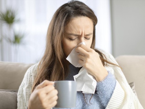 Ilustrasi waniita batuk pilek flu