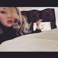 Anna empat tahun dipenjara setelah meyakinkan publik bahwa dirinya adalah seorang ahli waris Jerman. Bukan hanya itu, ketika berpura-pura jadi sosialita kaya, Anna menipu teman-temannya dengan modus mentraktir liburan. Foto: Instagram