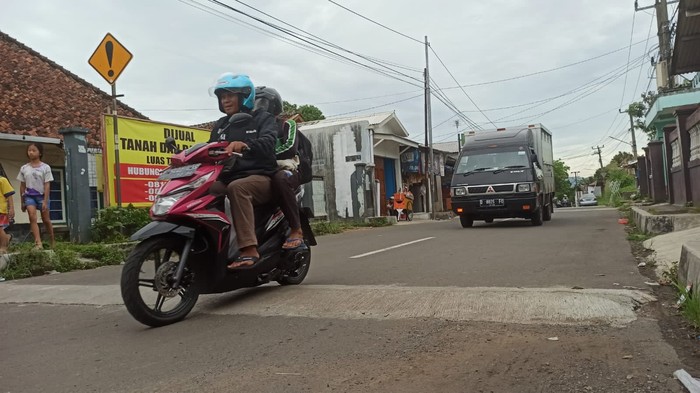 Jalan Benteng di Kota Sukabumi memiliki polisi tidur sebanyak 45 buah. Padahal jalan tersebut hanya sepanjang 2 KM.