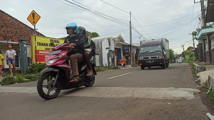 Jalan Benteng di Kota Sukabumi memiliki polisi tidur sebanyak 45 buah. Padahal jalan tersebut hanya sepanjang 2 KM.