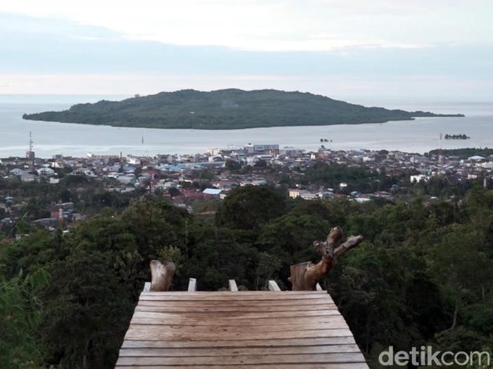 Kafe dan villa di puncak bukit yang sedang hits di Mamuju. (Abdy/detikcom)