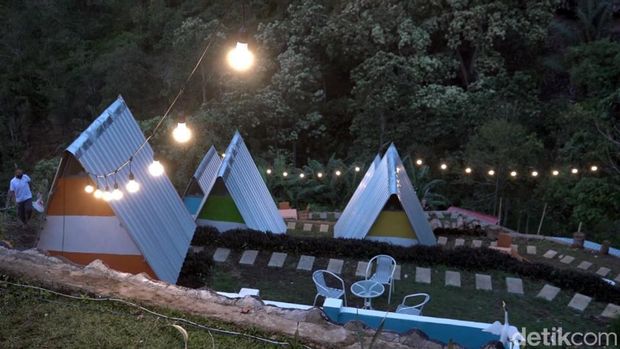 Kafe dan villa di puncak bukit yang sedang hits di Mamuju. (Abdy/detikcom)
