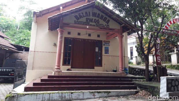 Balai warga Kampung Koplak