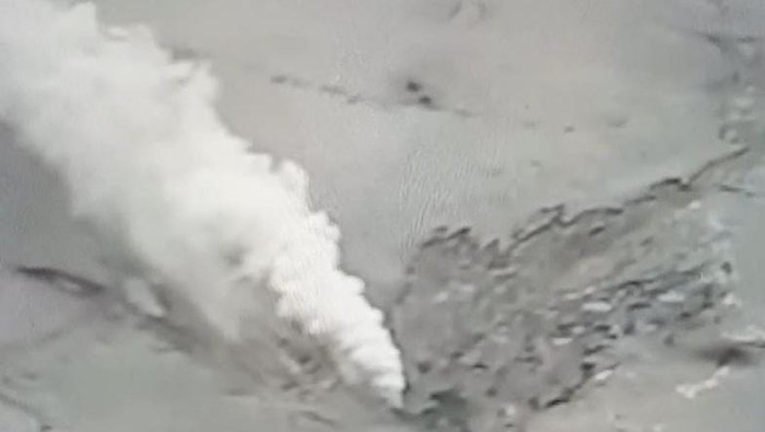Kawah Gunung Tangkuban Perahu semburkan asap putih