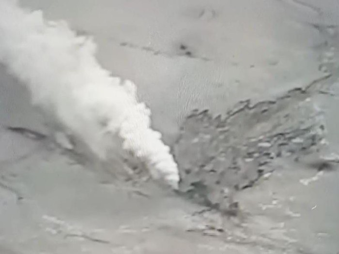 Kawah Gunung Tangkuban Perahu semburkan asap putih
