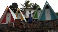 Kawasan wisata dilengkapi dengan sejumlah spot foto menarik dan instagramable, serta ditata dengan konsep kekinian. Keberadaan sejumlah bangunan berbentuk kerucut beraneka warna, melengkapi keindahan yang menjadi daya tarik pengunjung ke tempat ini.