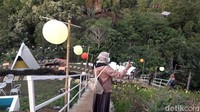 Mulai dibuka sejak sebulan lalu, kawasan wisata yang hanya berjarak beberapa kilometer dari pusat kota Mamuju ini, mulai mendapat perhatian pengunjung.
