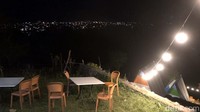 Kerlap kerlip lampu kota pada malam hari juga terlihat memukau, seakan melengkapi keindahan panorama di tempat ini.