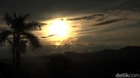 Tidak kalah indah saat hari beranjak petang. Pengunjung bisa melihat keindahan sunset, membuat langit berubah warna menjadi merah keemasan.
