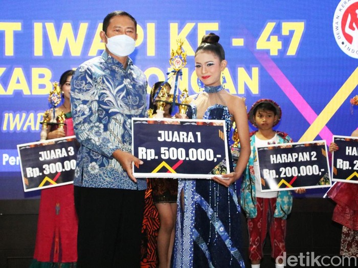 Fashion Show Competition yang diikuti anak-anak di Pendopo Lokatantra Lamongan berlangsung meriah. Kemeriahan semakin terasa dengan kelucuan puluhan anak-anak yang tampil percaya diri, sambil berlenggak-lenggok di atas runway dengan mengenakan beragam kostum bertema batik dan tenun khas Lamongan.