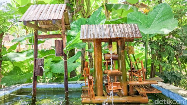 kincir air berbahan bambu