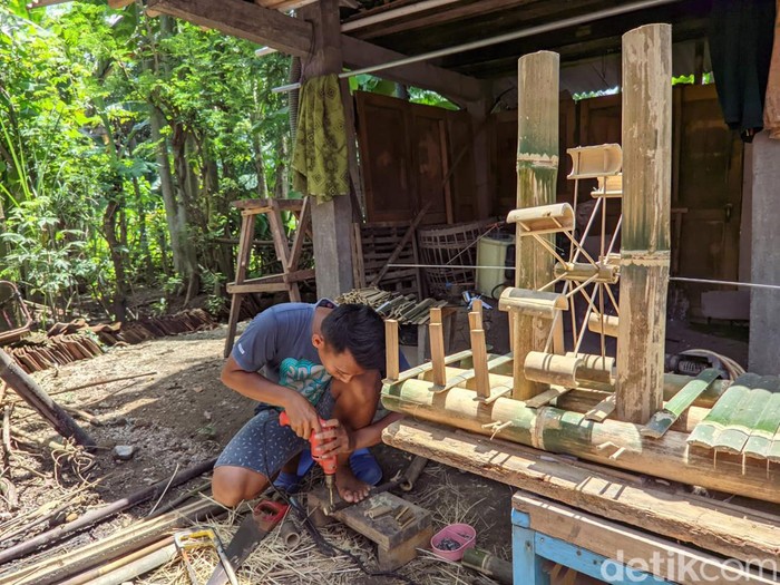 kincir air berbahan bambu