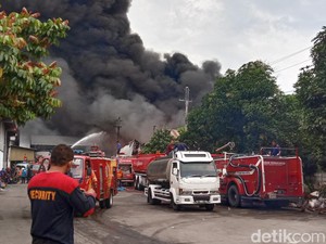 Penyebab Kobaran Api di Pabrik Plastik Pati Belum Padam Sore Ini