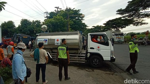 Kondisi jalan Pantura Pati-Kudus dampak pabrik Starindo Jaya Packaging yang terbakar, Sabtu (12/2/2022).