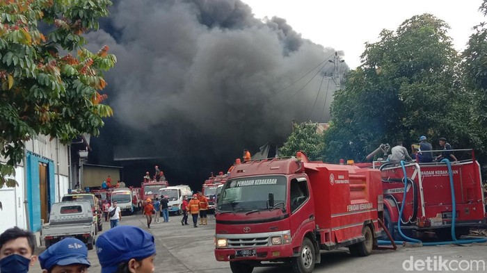 Kondisi pabrik plastik di Pati yang terbakar, Sabtu (12/2/2022).