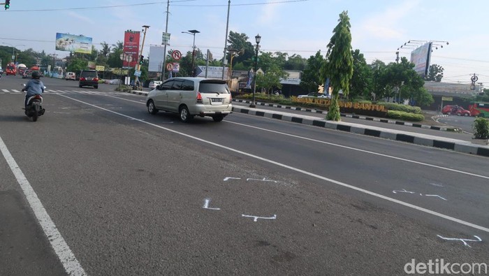 Kondisi terkini lokasi bus tabrak 6 mobil dan 2 motor di simpang empat Ketandan, Bantul, Sabtu (12/2/2022).