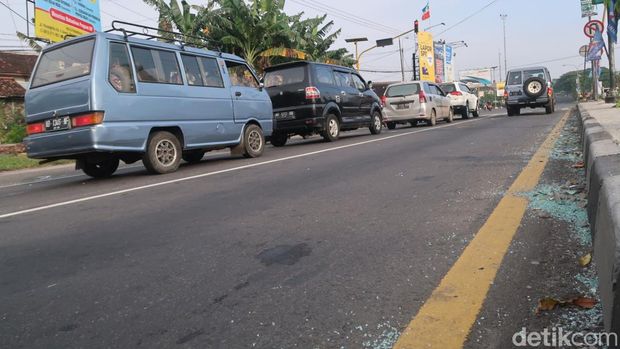 Kondisi terkini lokasi bus tabrak 6 mobil dan 2 motor di simpang empat Ketandan, Bantul, Sabtu (12/2/2022).