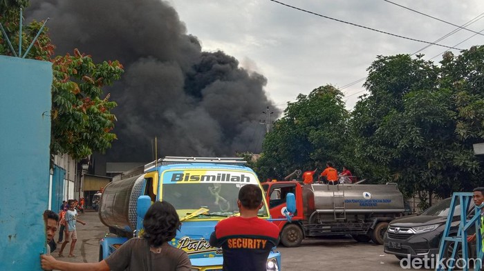 Kondisi terkini pabrik plastik di Pati yang terbakar, Sabtu (12/2/2022) sore.