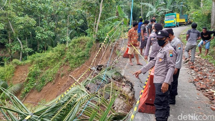 Tanah longsor sepanjang 15 meter terjadi di sebuah jalur alternatif antarkecamatan di Trenggalek. Akibatnya, akses jalan masyarakat menjadi terganggu.