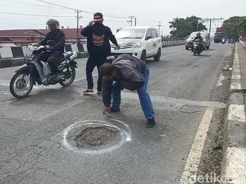 Lubang di Jalur Pantura Siwalan-Wiradesa
