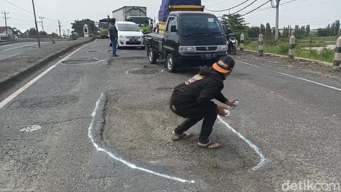 Lubang di Jalur Pantura Siwalan-Wiradesa