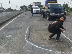 Awas! Lubang Jalur Pantura Mengular di Siwalan-Wiradesa Pekalongan
