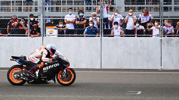 Hari kedua tes pramusim MotoGP 2022 di Sirkuit Mandalia sudah selesai. Luca Marini keluar sebagai pebalap tercepat dengan torehan waktu 1 menit 31,289 detik.