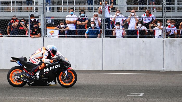 Luca Marini Tercepat di Tes Pramusim MotoGP Mandalika Hari Kedua Hari kedua tes pramusim MotoGP 2022 di Sirkuit Mandalia sudah selesai. Luca Marini keluar sebagai pebalap tercepat dengan torehan waktu 1 menit 31,289 detik.